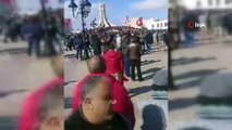 - Tunuslu Öğretmenler Hükümet Binasının Önünde Toplandı