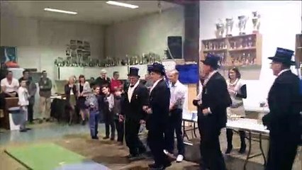 Villefranche: des conscrits de 50 et 70 ans offrent une démonstration de gym insolite