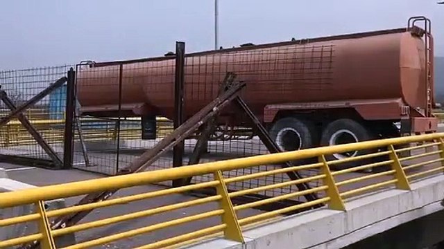 Miembros del Ejército de Venezuela bloquean el ingreso de ayuda humanitaria