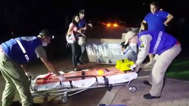 Motociclista fica ferido ao bater em caçamba de entulhos