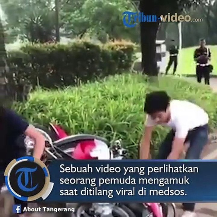 Viral Video Pria Ngamuk dan Hancurkan Motornya Sendiri karena Tak Terima Ditilang, Kekasih Histeris