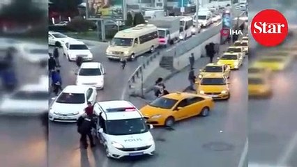 Müşteri olarak bindi, taksicinin başından aşağı su döktü