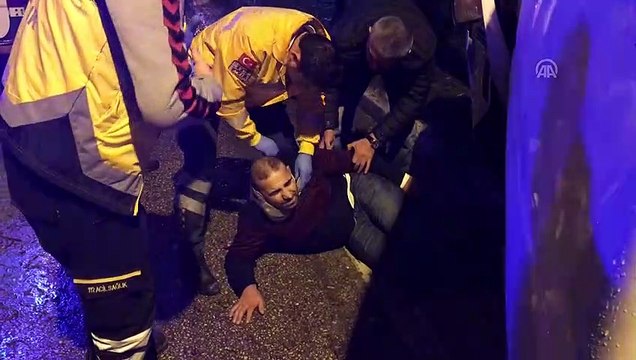 Ağaca çarpan hafif ticari araç hurdaya döndü - BURSA