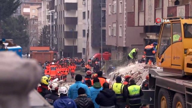 Kartal'da Enkazda Arama Kurtarma Çalışmaları Devam Ediyor