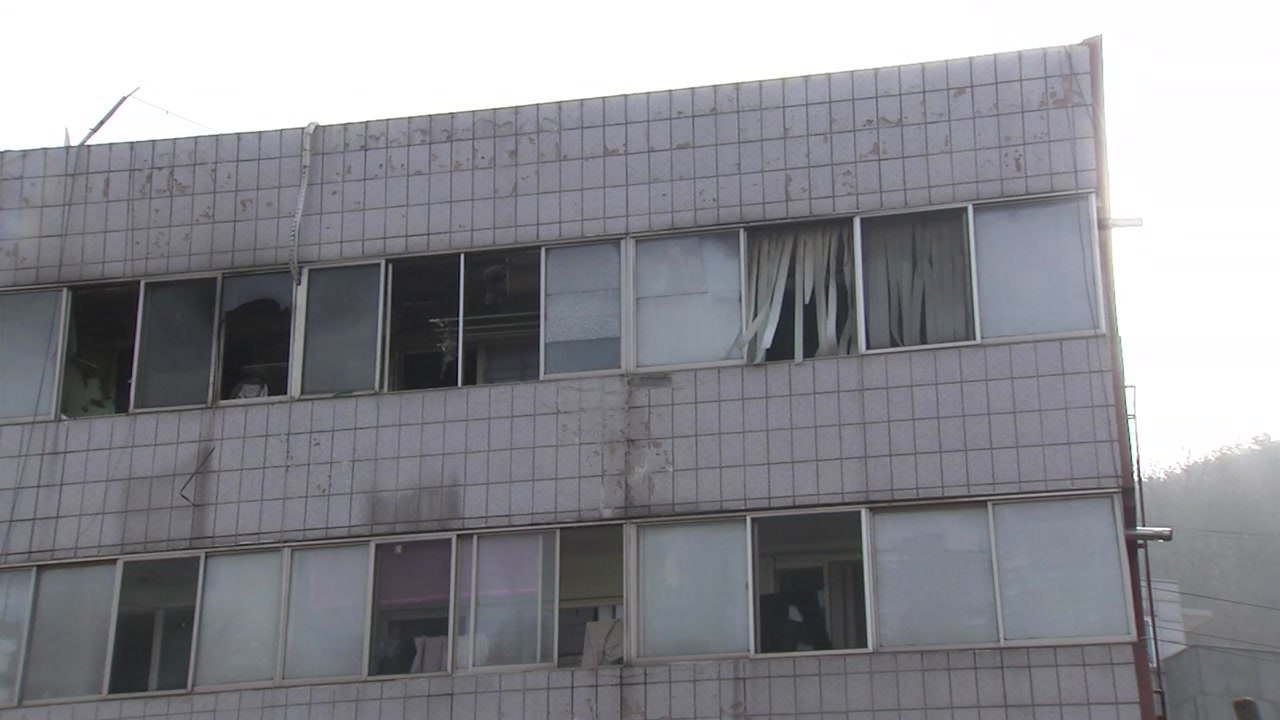 연휴 지난 새벽 일가족 4명 참변..."방화 추정" / YTN