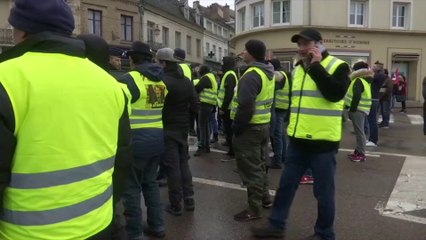 Des gilets jaunes attendent Emmanuel Macron à Autun, en Saône-et-Loire