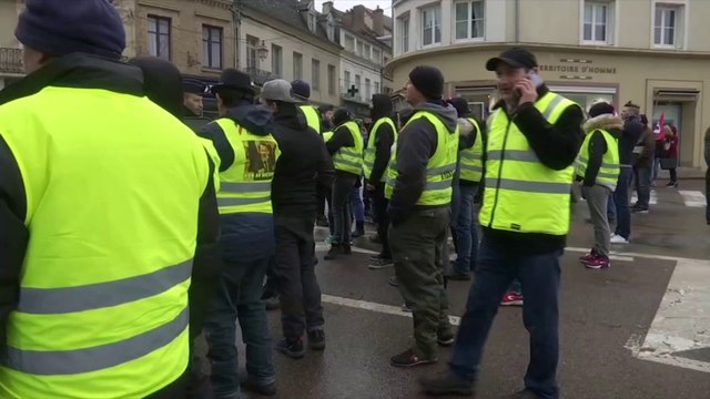 Des gilets jaunes attendent Emmanuel Macron à Autun, en Saône-et-Loire