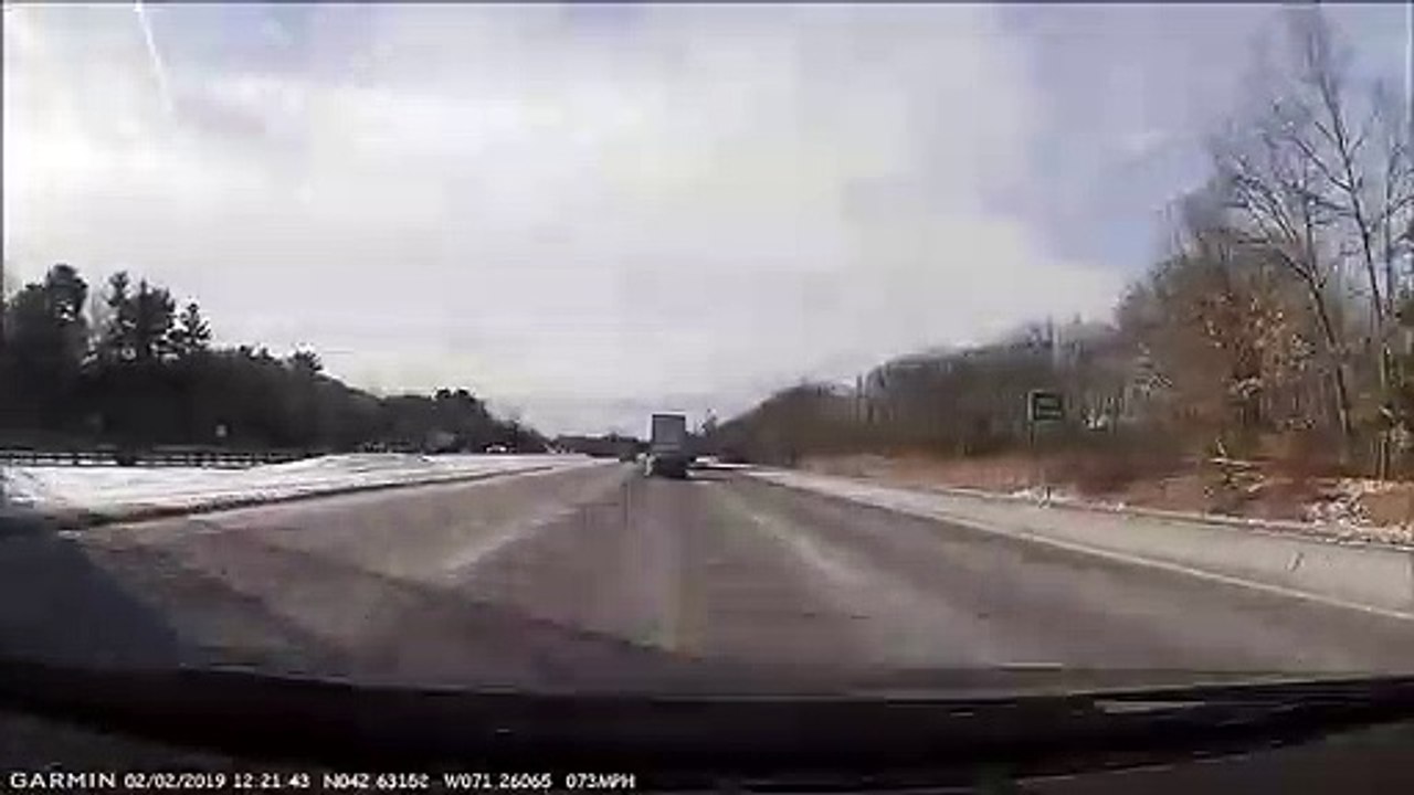 Instant Karma pour un automobiliste qui zigzague entre les voitures sur l’autoroute