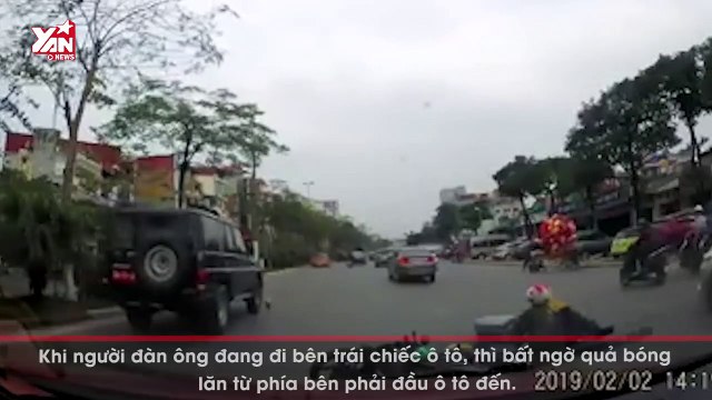 Clip: cặp đôi suýt mất mạng khi trên đường về quê vì quả bóng bất ngờ lao ra giữa đường