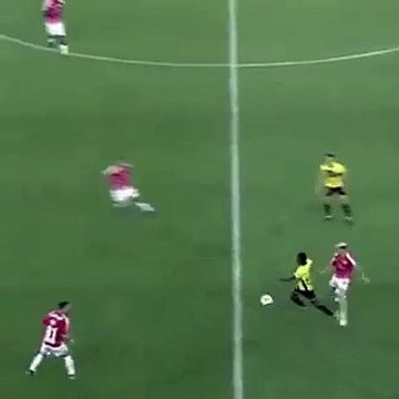 Le footballeur Fatos Beciraj réussit 4 petits ponts daffilée