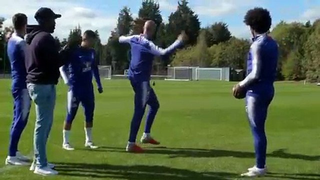 Eden Hazard régale avec un ballon de football US
