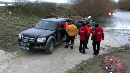 Ezine ilçesinde sulara kapılan araçta bulunan Barış Kurt’u arama çalışmaları sürüyor