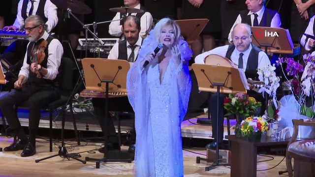 Emel Sayın ilk kez sahnede seslendirdi, gözyaşlarını tutamadı