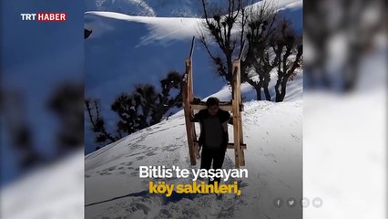 Hayvanlarını beslemek için karlı yolları kızakla aşıyorlar