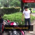 Duh! Kesal Ditilang, Lelaki Ini Hancurkan Motornya Sendiri