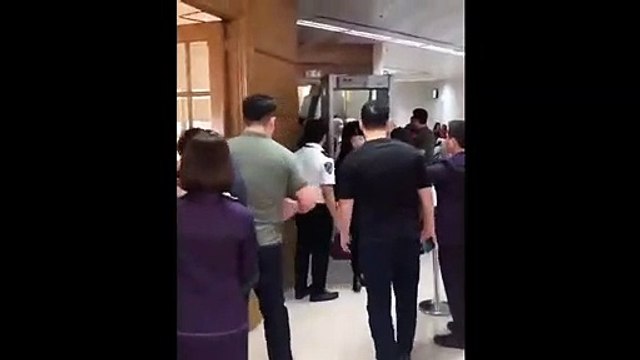 Cảnh sát sân bay Philippines gây phẫn nộ khi lén lút dùng camera ẩn quay cơ thể Black Pink 2