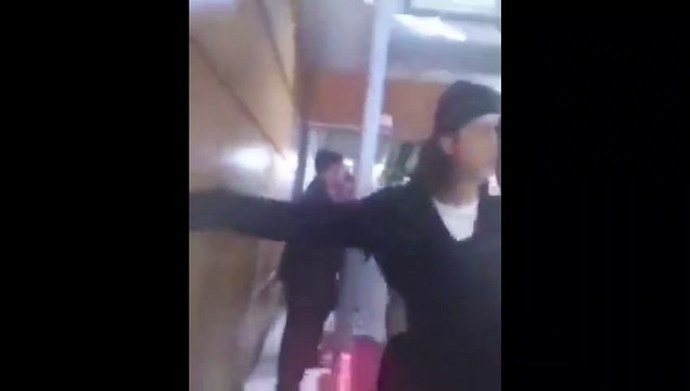 Cảnh sát sân bay Philippines gây phẫn nộ khi lén lút dùng camera ẩn quay cơ thể Black Pink 1