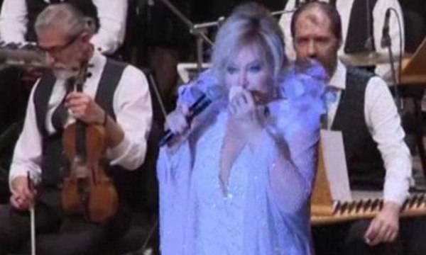 Emel Sayın ilk kez sahnede seslendirdi, gözyaşlarını tutamadı