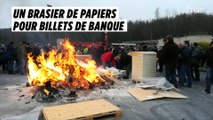 Des salariés d'Arjowiggins brûlent du papier pour billets de banque