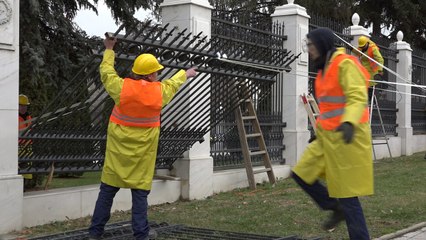 Largohet rrethoja e hekurt nga godina e Qeverisë