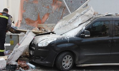 Bodrum’da korkutan patlama: Beton bloglar araçların üstüne uçtu
