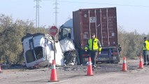 Mueren cinco operarios al chocar un camión y su furgoneta en Utrera (Sevilla)