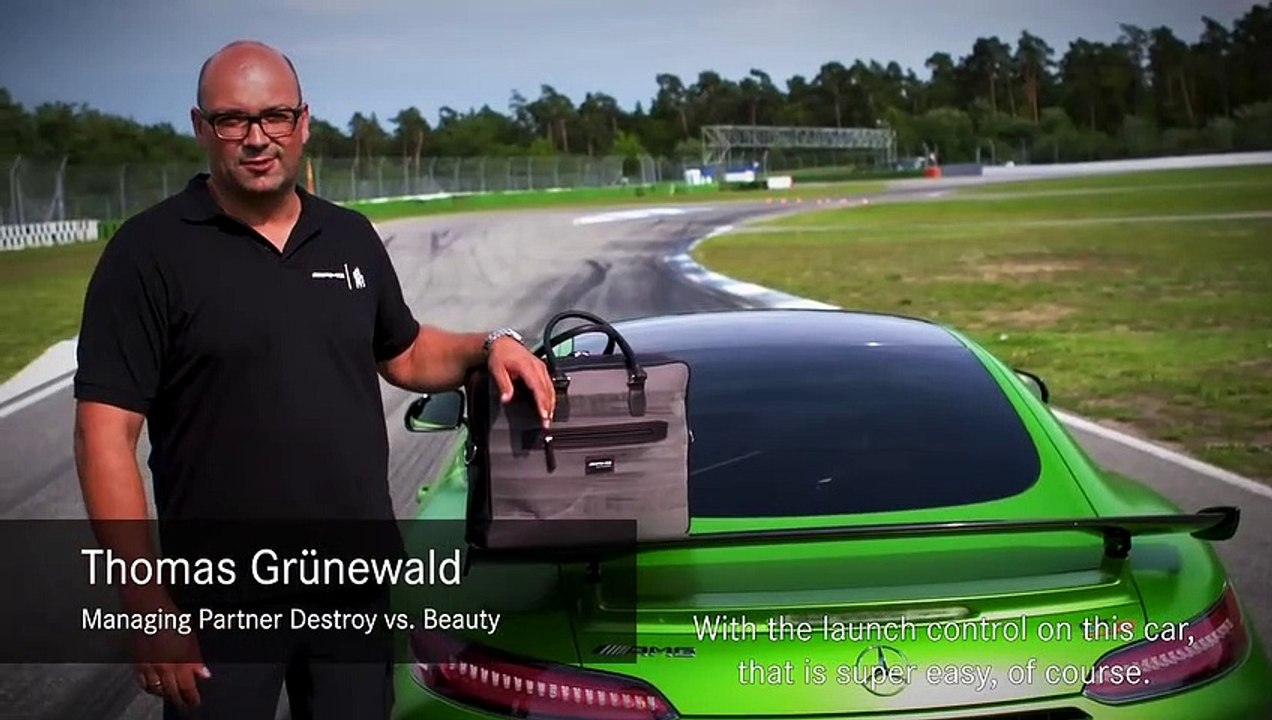 VÍDEO: La fricada del día, bolsos y carteras con la pisada del Mercedes-AMG GT R, ¿te los comprarías?