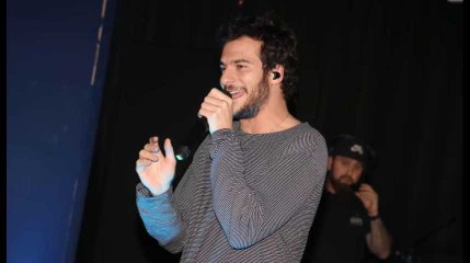 Elle croit parler au chanteur Amir et lui envoie des photos d’elle dénudée et de l'argent