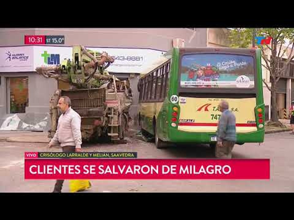 Grua chocó con colectivo y se incrusto en una farmacia