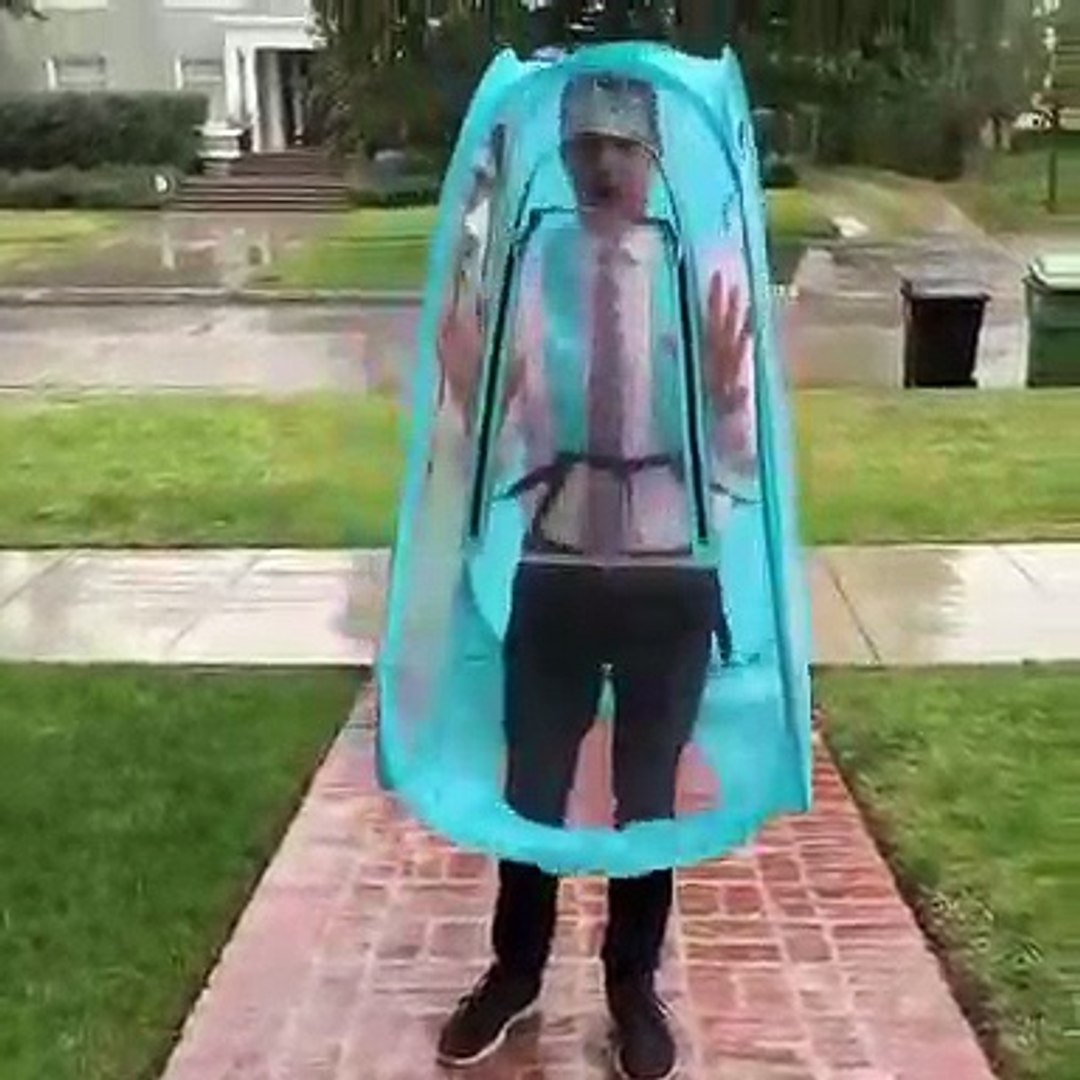 Voici le parapluie intégral pour être bien protégé en cas de pluie ! -  Vidéo Dailymotion