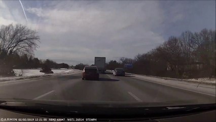 Un chauffard s'amuse à zigzaguer entre les voitures et se fait punir