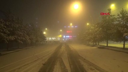 Ağrı Soğuk Havanın Etkili Olduğu Ağrı'da Araçları Battaniyelerle Sardı