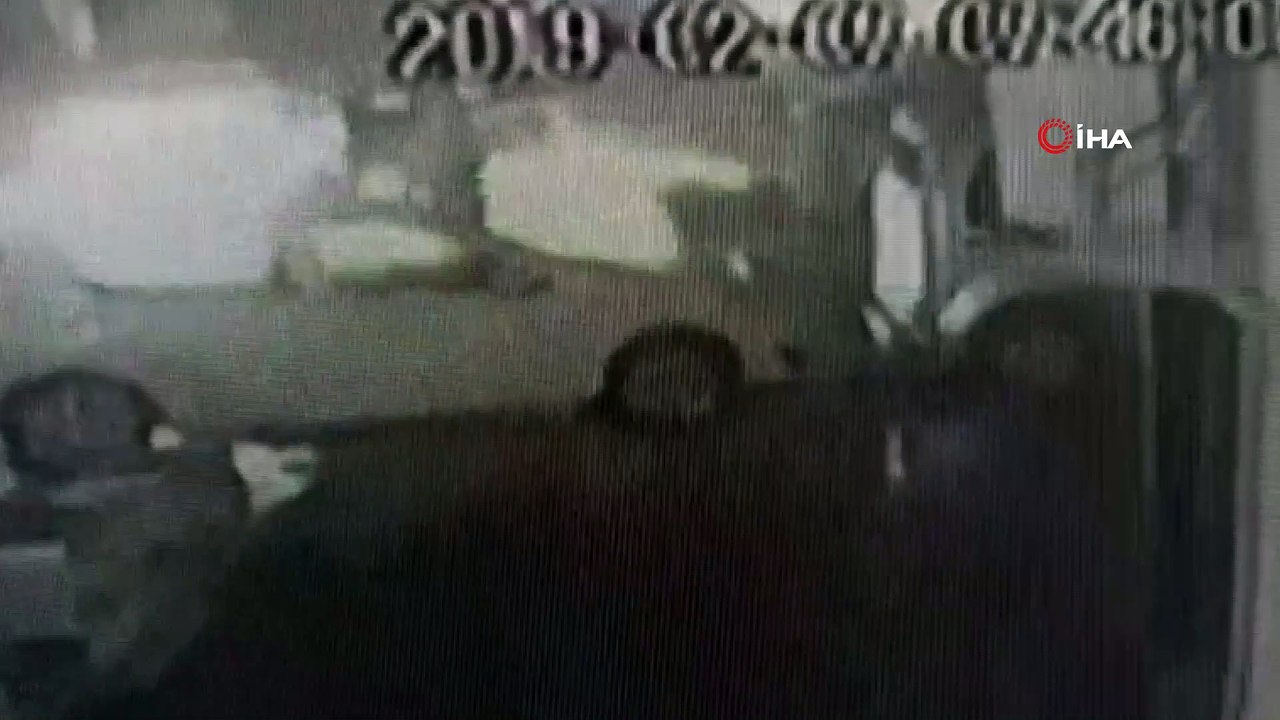 Otomobilin yayaya çarpma anı güvenlik kamerasında