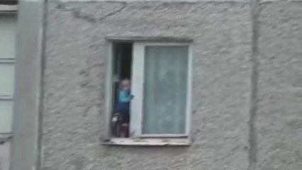 Un petit garçon joue au bord d’une fenêtre du huitième étage, mais que font les parents ?