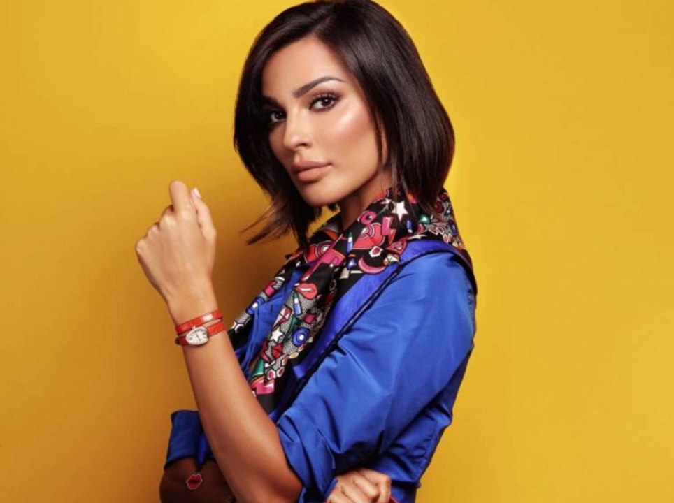 فيديو نادين نسيب نجيم ترقص بالسيف في الشارع وسط الجموع