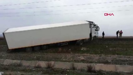 Kahramanmaraş Tır Demir Yolunu Kapattı, Makinist Treni Son Anda Durdurdu