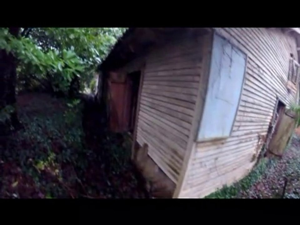  Je visite une vieille,  maison en bois abandonnée  en mauvaise état , datant de la deuxième guerre  mondiale en Bretagne  (URBEX)  