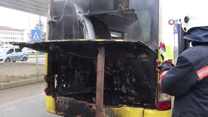 Hareket Halinde Motoru Alev Alan Belediye Otobüsü Korkuttu