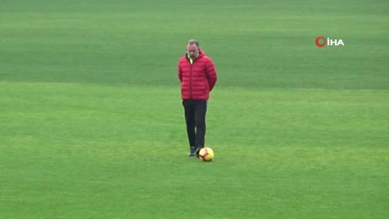 Sergen Yalçın: "Ozan'ı Futbolcu Olduğuna İkna Etmeye Çalışıyoruz"