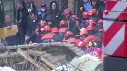 Kartal'da Çöken Binanın Blokları Vinç ile Kaldırılıyor