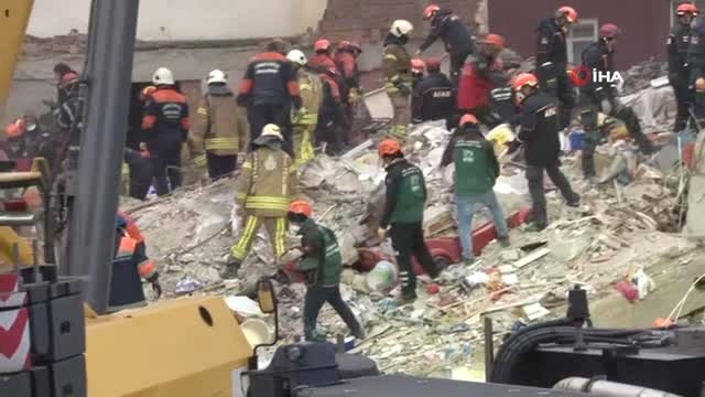 Kartal'da Çöken Binada Arama Kurtarma Çalışmaları Sürüyor