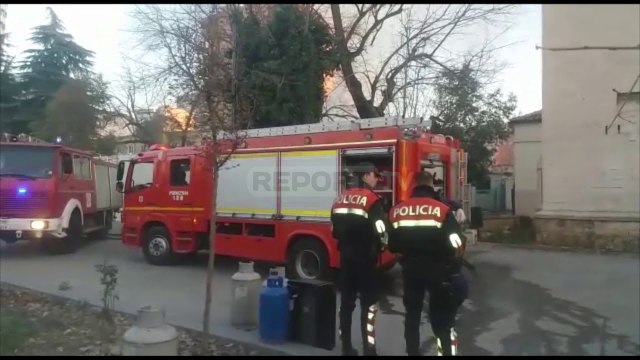Report Tv-Tym i zi në qendër të Tiranës/ Përfshihet nga flakët një kioskë