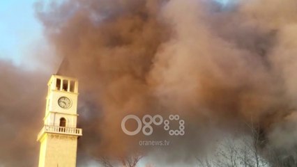 Ora News – Tiranë, zjarr në disa kabina pranë "Sahatit"
