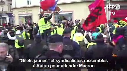 Des "gilets jaunes" rassemblés à Autun pour attendre Macron