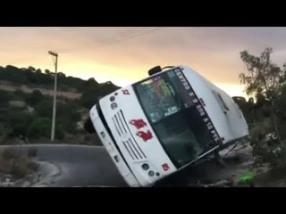 Querían levantar el autobús, y lo tiraron para el otro lado | Qué Importa