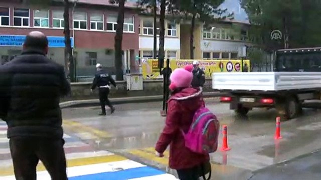 Okul önünde 'maket polis' uygulaması - AMASYA