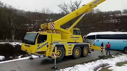 El vídeo de cómo la grúa ha sacado el autobús de escolares atrapado en San Miguel de Aralar