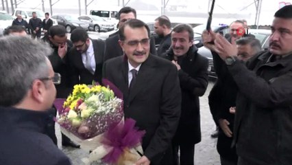Bakan Dönmez Alp kıyafetli askerlerin nöbet değişimi izledi