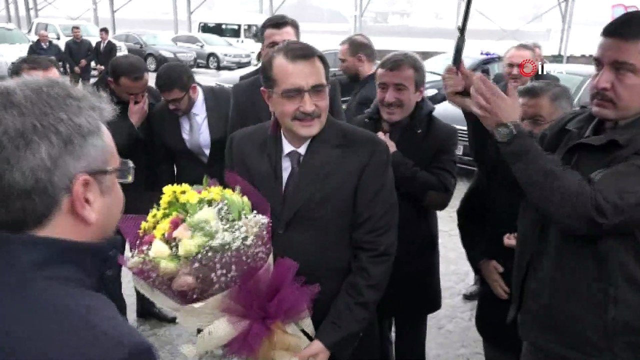 Bakan Dönmez Alp kıyafetli askerlerin nöbet değişimi izledi