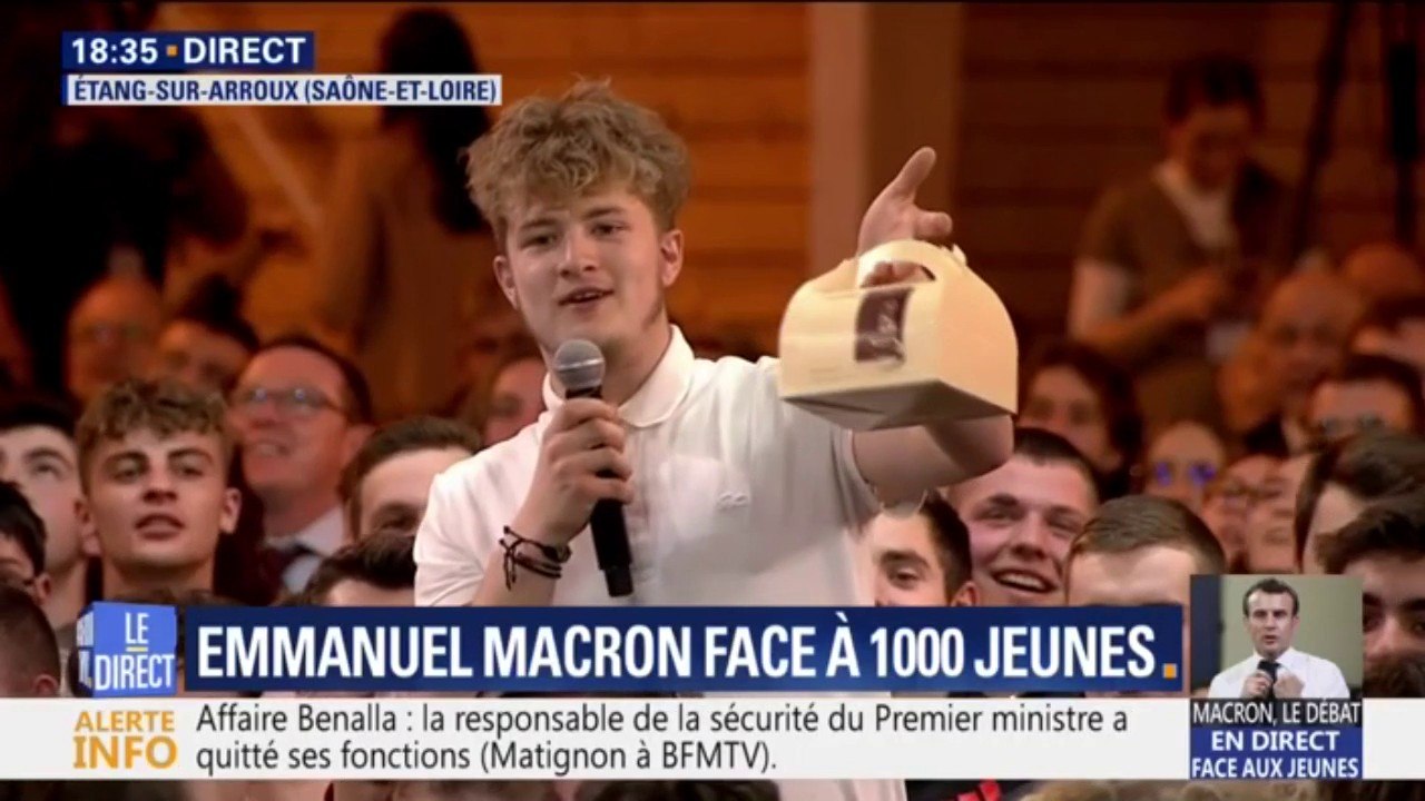 "Moi, j'ai pas de question, j'ai juste des petits produits" Quand un jeune offre des douceurs au président